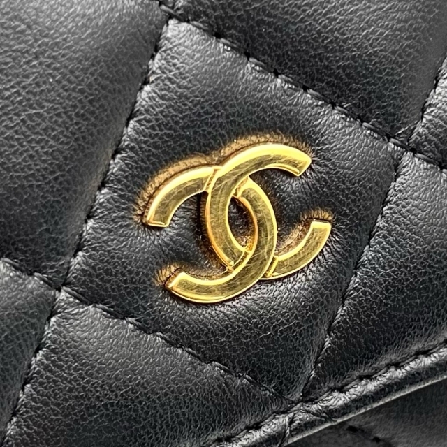 CHANEL(シャネル)のCHANEL シャネル チェーンウォレット マトラッセ チェーンショルダー ココマーク 財布 ギャランティカードあり・シールあり AP0250 ラムスキン    ブラック 黒 ゴールド金具 レディース 人気【中古品】 メンズのファッション小物(ウォレットチェーン)の商品写真