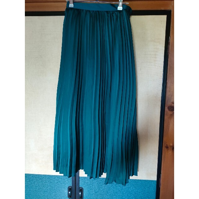 GU(ジーユー)のスカート　ロングスカート　緑　プリーツスカート レディースのスカート(ロングスカート)の商品写真
