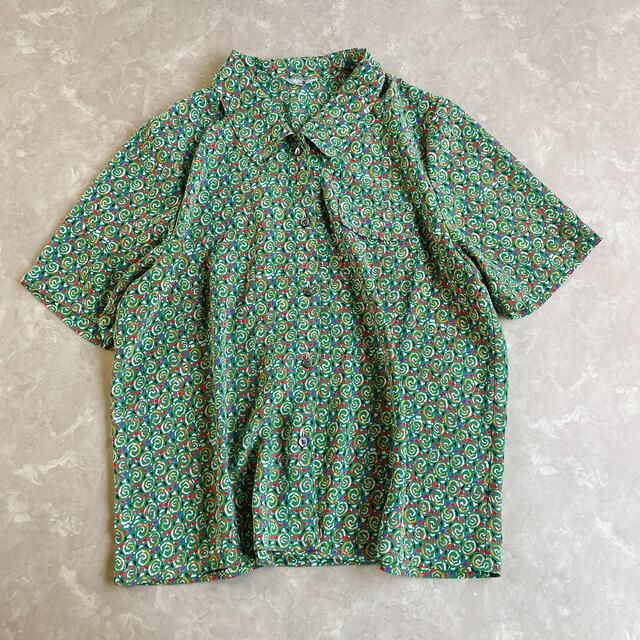 Grimoire(グリモワール)のused レトロ 緑 渦巻き柄 シャツ 古着 ヴィンテージ vintage レディースのトップス(シャツ/ブラウス(半袖/袖なし))の商品写真