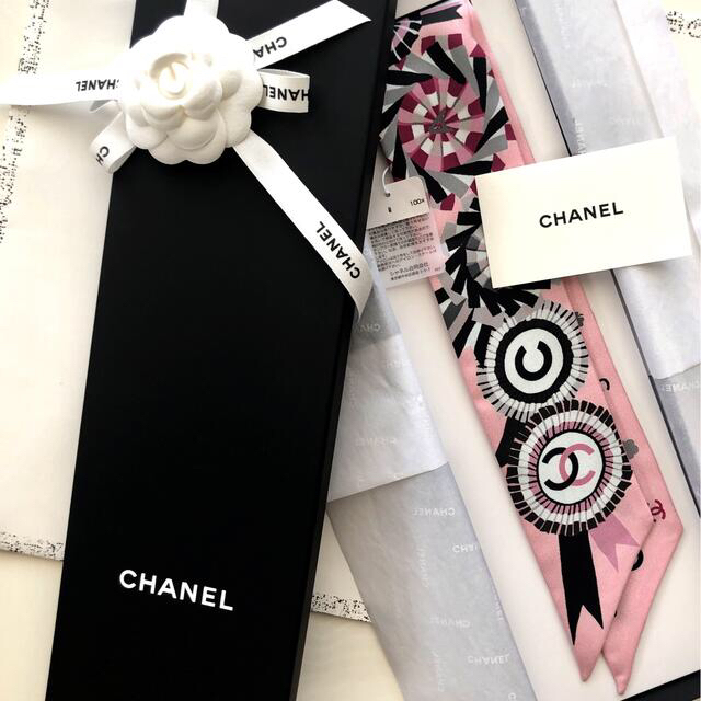 CHANEL(シャネル)の🖤シャネル💗タグ付き❣️新品未使用品✨ブラッ ×ピンク　ツイリー💖 レディースのファッション小物(バンダナ/スカーフ)の商品写真