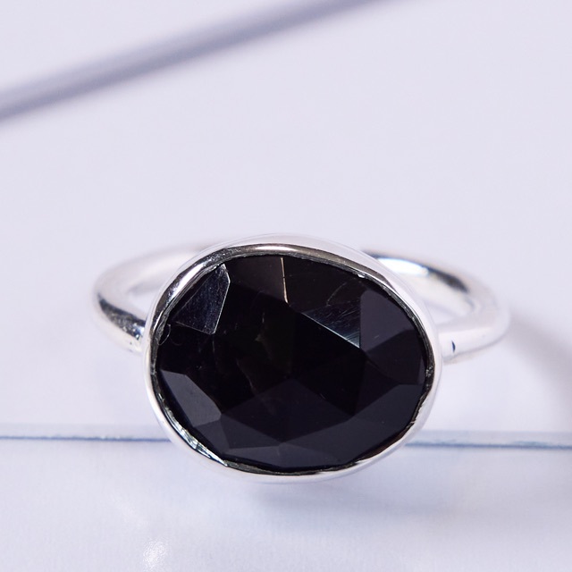 【01】ブラックオニキス ローズカット フリーサイズ シルバー ベゼル リング レディースのアクセサリー(リング(指輪))の商品写真