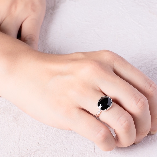 【01】ブラックオニキス ローズカット フリーサイズ シルバー ベゼル リング レディースのアクセサリー(リング(指輪))の商品写真