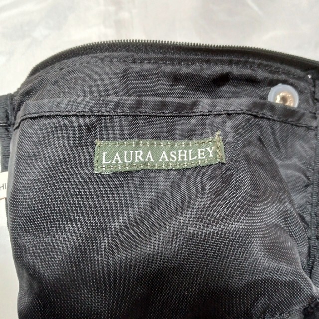 LAURA ASHLEY(ローラアシュレイ)の未使用　ローラアシュレイ　ミニポーチ レディースのファッション小物(ポーチ)の商品写真