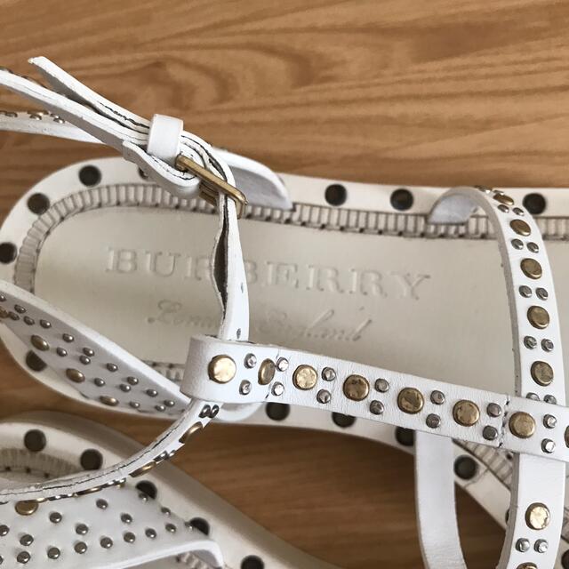 BURBERRY(バーバリー)の美品　バーバリー　スタッズ　ドット　サンダル　白　ホワイト　36ハーフ　23.5 レディースの靴/シューズ(サンダル)の商品写真