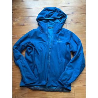 アークテリクス(ARC'TERYX)の【10/23で取下げ予定】ARC'TERYX ATOM LT HOODY(マウンテンパーカー)