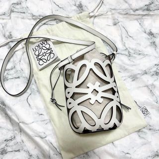 ロエベ(LOEWE)のLOEWE ロエベ <新品>アナグラムカットアウトポケット ホワイト(ショルダーバッグ)