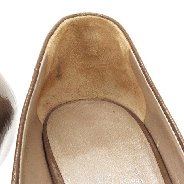 Salvatore Ferragamo(サルヴァトーレフェラガモ)のサルヴァトーレフェラガモ オープントゥ パンプス ヴァラ エナメル 茶系 3.5 レディースの靴/シューズ(ハイヒール/パンプス)の商品写真