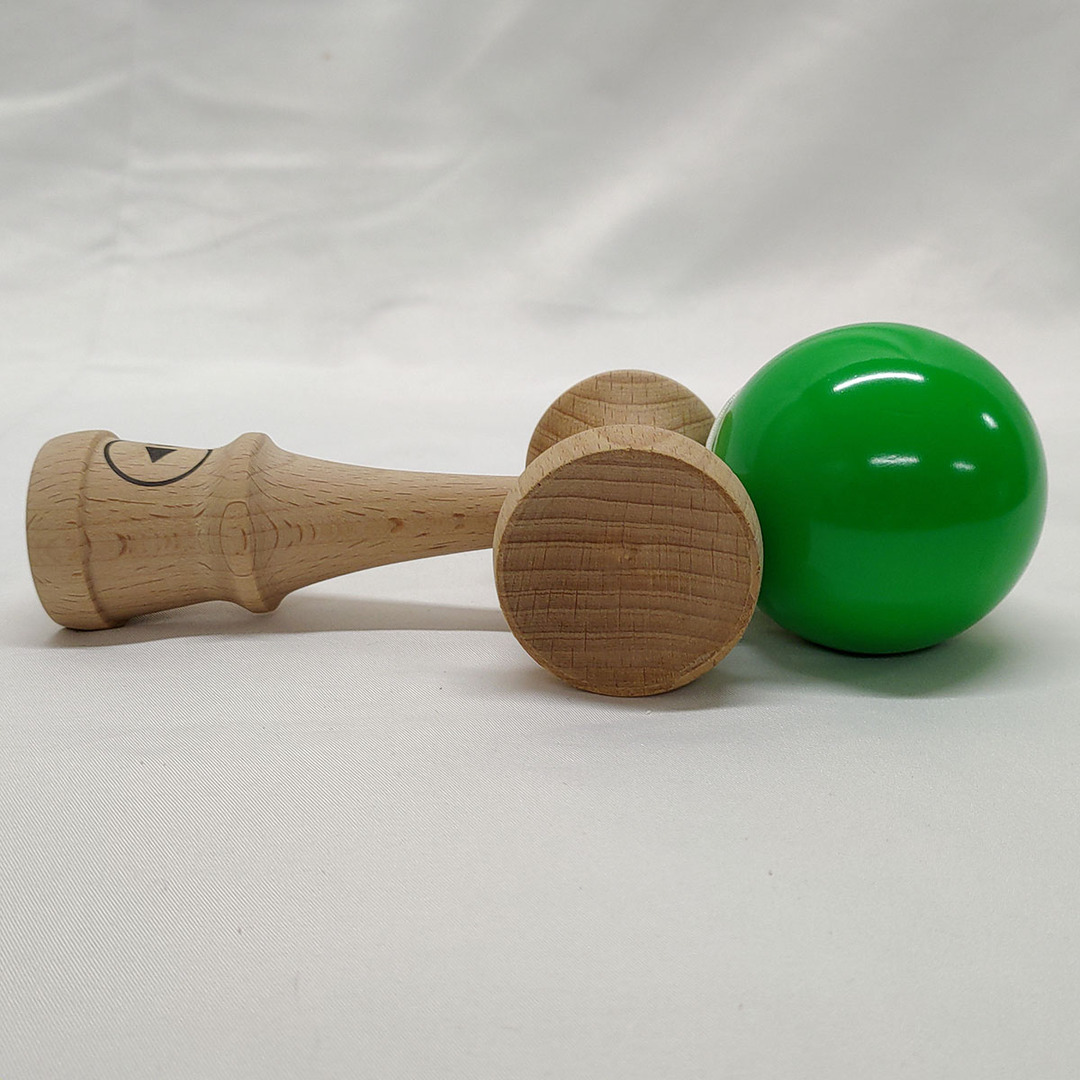 けん玉 kendama Europe play pro 2 グリーン エンタメ/ホビーのおもちゃ/ぬいぐるみ(その他)の商品写真