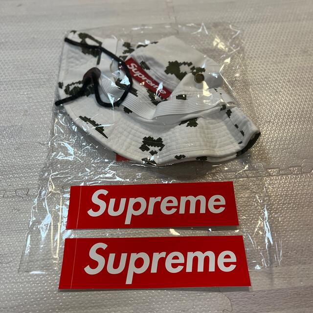 Supreme(シュプリーム)のシュプリーム　カモ柄ハット　ステッカー2枚付き メンズの帽子(ハット)の商品写真