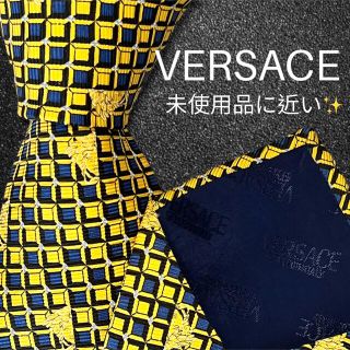 ヴェルサーチ(VERSACE)の【極美品✨高級ネクタイ‼️】VERSACE イエロー ネイビー ロゴ総柄(ネクタイ)