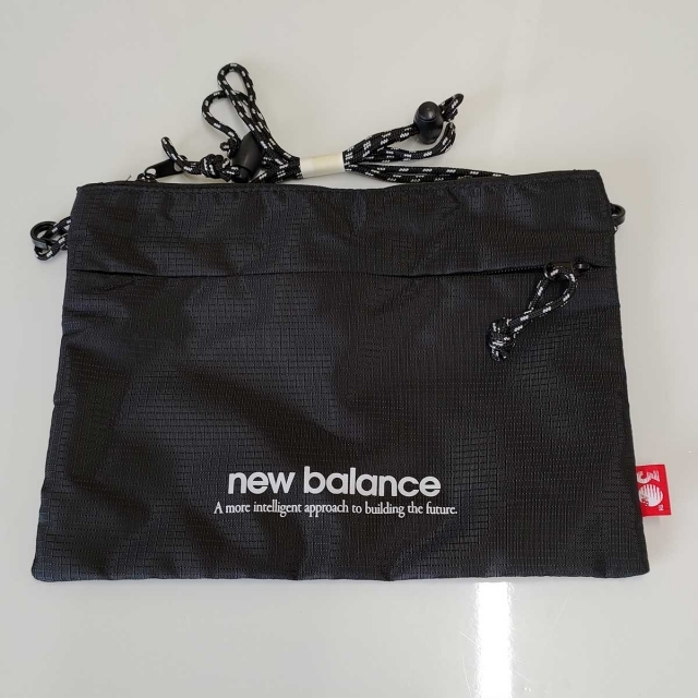 New Balance(ニューバランス)のニューバランス サコッシュ ポーチ ブラック レディースのバッグ(ショルダーバッグ)の商品写真