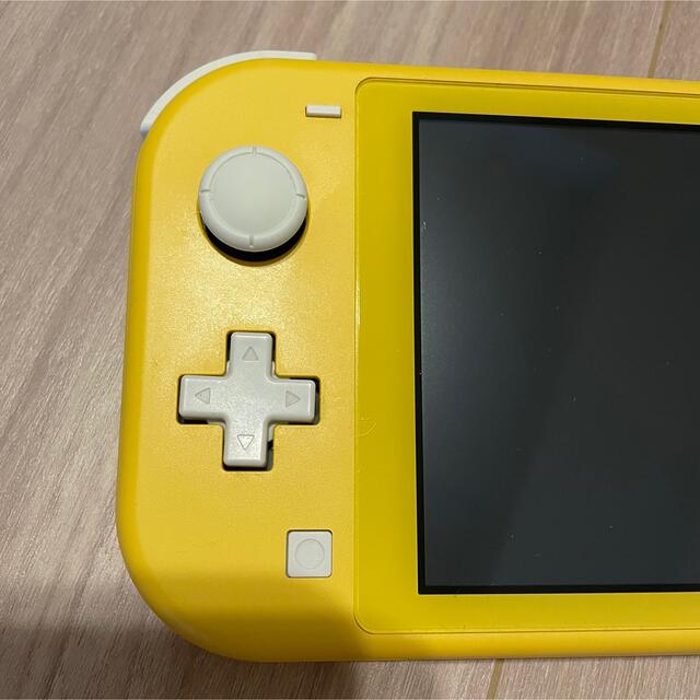 Nintendo Switch LITE イエロー 本体 充電コード エンタメ/ホビーのゲームソフト/ゲーム機本体(携帯用ゲーム機本体)の商品写真