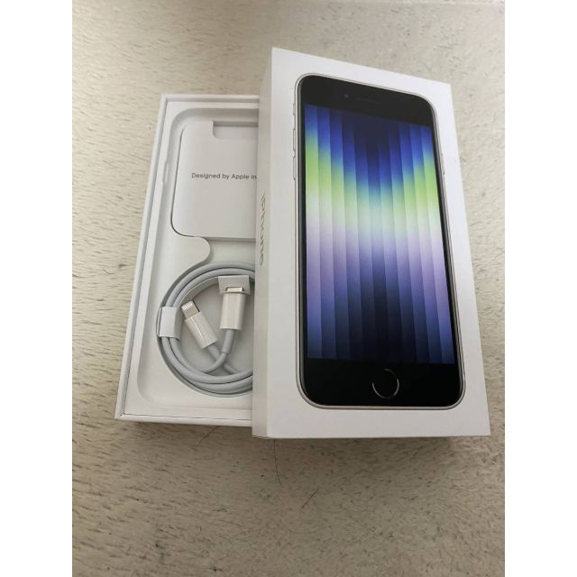 新品 iPhone SE 第3世代　128GB スターライト（白）simフリー スマホ/家電/カメラのスマートフォン/携帯電話(スマートフォン本体)の商品写真