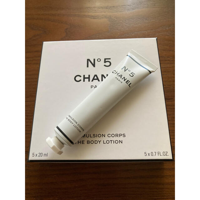 CHANEL(シャネル)のシャネル N°5 ザ ボディ ローション  チューブ　 ファクトリー ５  コスメ/美容のボディケア(ボディローション/ミルク)の商品写真