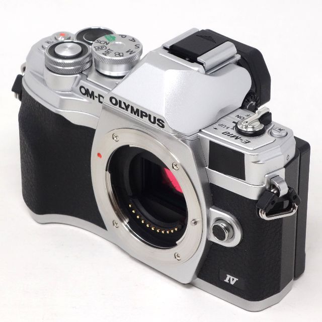 OLYMPUS(オリンパス)の【美品】OLYMPUS OM-D E-M10 Mark IV ボディ シルバー スマホ/家電/カメラのカメラ(デジタル一眼)の商品写真