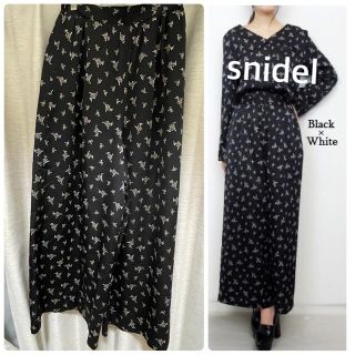 スナイデル(SNIDEL)のsnidel＊プリントリラックスパンツ＊ブラック＊花柄(カジュアルパンツ)