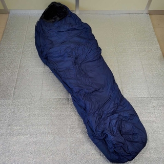 [未使用に近い] ISUKA パフ 1100 Puff ネイビーブルー シュラフ 寝袋 厳冬期 イスカ(寝袋/寝具)