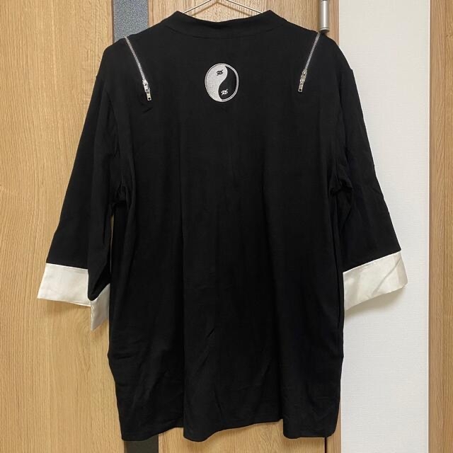 KRY clothing TATSU ブラック×ホワイト刺繍 レディースのトップス(カットソー(半袖/袖なし))の商品写真