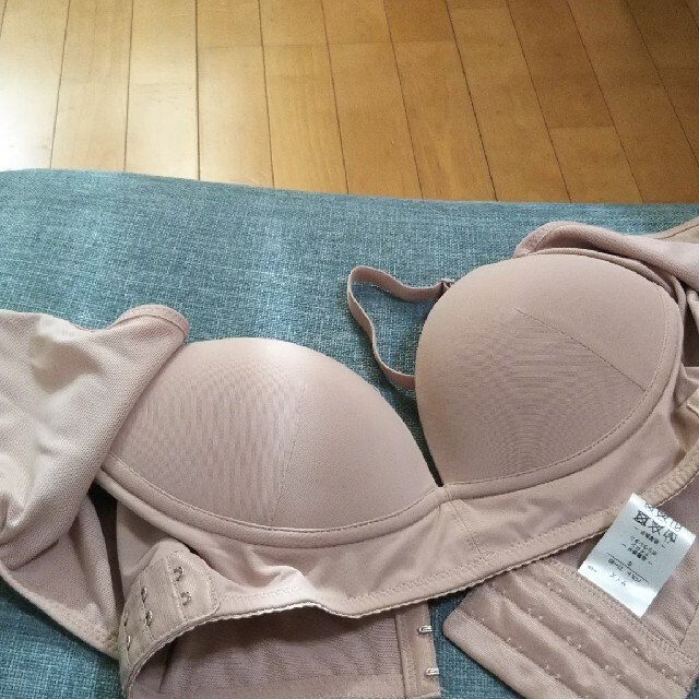 COGIT(コジット)の【新品】コジット BEAUTY SHAPE BRA(脇肉補正ブラ) S レディースの下着/アンダーウェア(ブラ)の商品写真