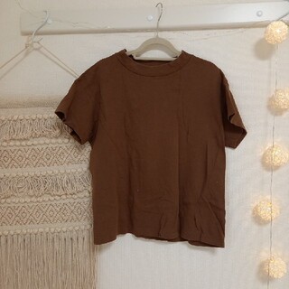 ジーユー(GU)のブラウン　ハイネックTシャツ(Tシャツ(半袖/袖なし))