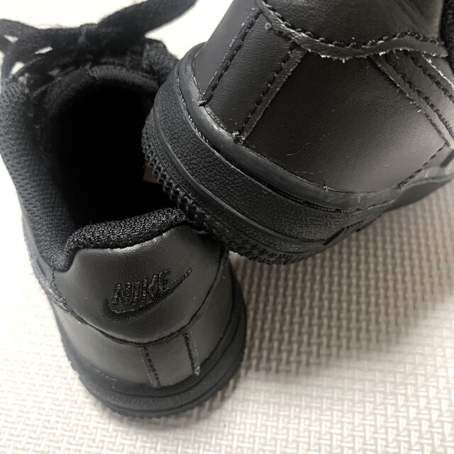 NIKE(ナイキ)のNIKE kids エアフォース1  ブラック(17.5cm) キッズ/ベビー/マタニティのキッズ靴/シューズ(15cm~)(スニーカー)の商品写真