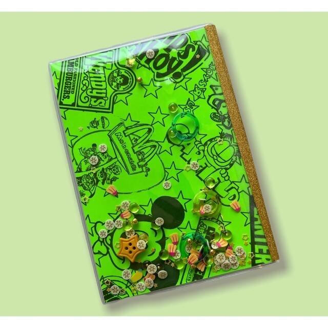 シャカシャカお薬手帳ケース【ネオングリーン】 ハンドメイドの文具/ステーショナリー(ブックカバー)の商品写真