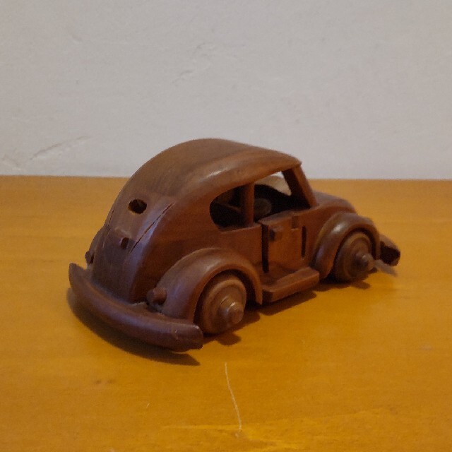 Volkswagen(フォルクスワーゲン)の木製　ビートル エンタメ/ホビーのおもちゃ/ぬいぐるみ(ミニカー)の商品写真