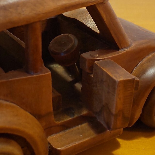 Volkswagen(フォルクスワーゲン)の木製　ビートル エンタメ/ホビーのおもちゃ/ぬいぐるみ(ミニカー)の商品写真