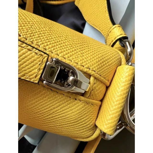 PRADA プラダ トライアングル サフィアーノレザーバッグ PRADA プラダ トライアングル サフィアーノレザーバッグ