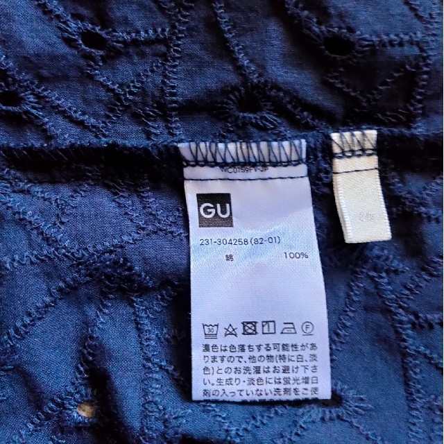 GU(ジーユー)のGU ダークブルー レース生地ブラウス レディースのトップス(シャツ/ブラウス(半袖/袖なし))の商品写真