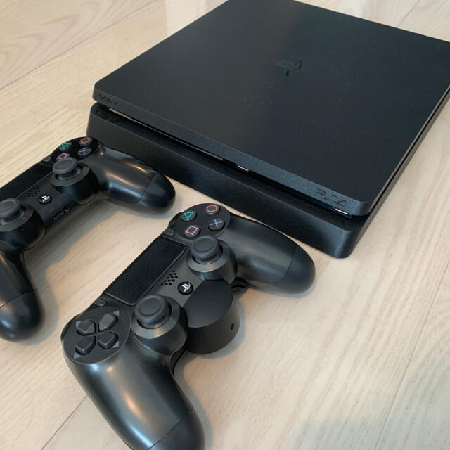 PlayStation4(プレイステーション4)のPlayStation4 ジェット・ブラック 500GB CUH-2200A エンタメ/ホビーのゲームソフト/ゲーム機本体(家庭用ゲーム機本体)の商品写真