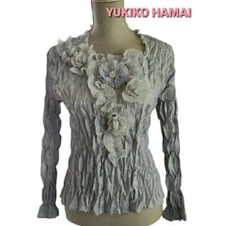 ユキコハナイ(Yukiko Hanai)の大変美品　YUKIKO HANAI  モチーフ付きプリーツ加工ブラウス(シャツ/ブラウス(半袖/袖なし))