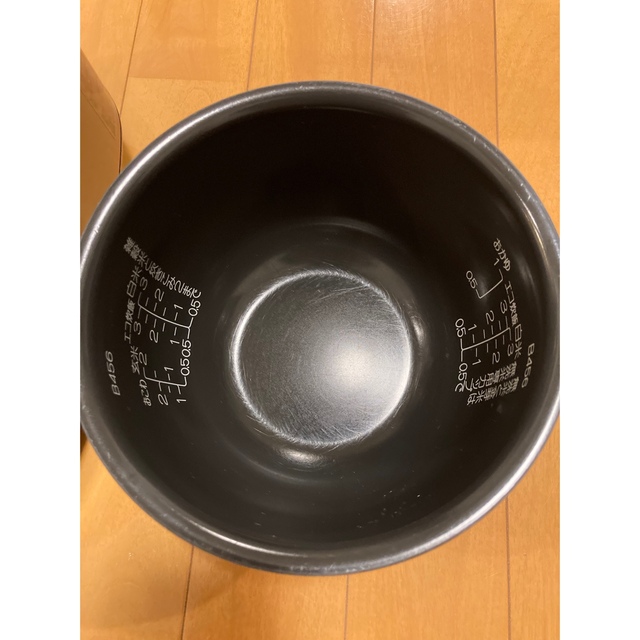 象印(ゾウジルシ)の【中古】3合 IH炊飯ジャー 極め炊き NP-GH05-XT ステンレスブラウン スマホ/家電/カメラの調理家電(炊飯器)の商品写真