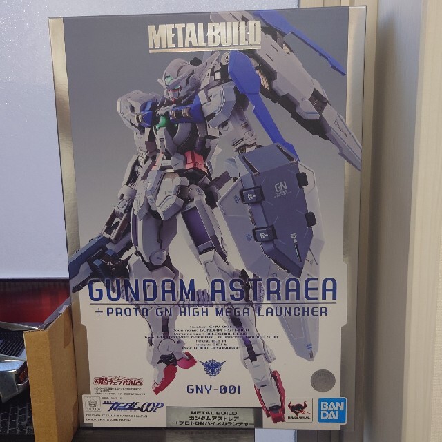 BANDAI(バンダイ)の未開封品METAL BUILD ガンダムアストレア＋プロトGNハイメガランチャー エンタメ/ホビーのおもちゃ/ぬいぐるみ(模型/プラモデル)の商品写真