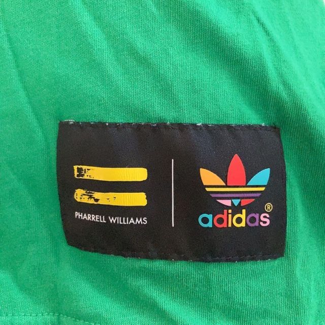 adidas × ファレル ウィリアムス　Tシャツ　半袖　トレフォイル　緑　XS メンズのトップス(Tシャツ/カットソー(半袖/袖なし))の商品写真