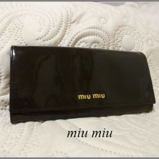 ミュウミュウ(miumiu)のmiu miuミュウミュウ♡エナメル光沢長財布(財布)