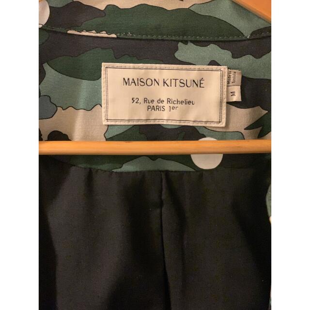 MAISON KITSUNE'(メゾンキツネ)の【値下げ】MAISON KITSUNE 迷彩柄ステンカラーコート メンズのジャケット/アウター(ステンカラーコート)の商品写真