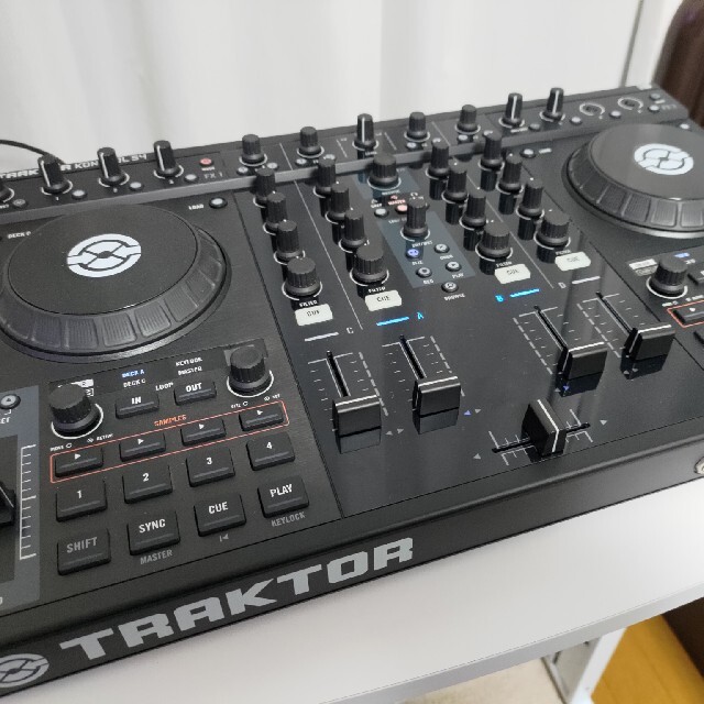 NATIVE INSTRUMENTS TRAKTOR KONTROL S4 楽器のDJ機器(DJコントローラー)の商品写真