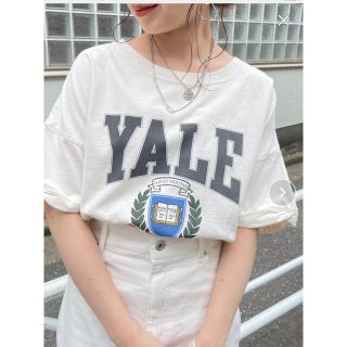 フーズフーチコ(who's who Chico)のchico YALEカレッジロゴプリントTシャツ(Tシャツ(半袖/袖なし))