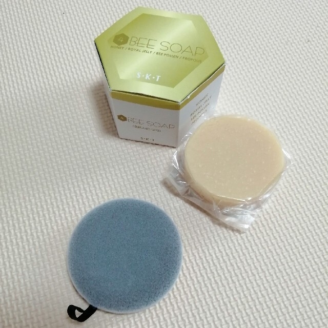 4BEE SOAP s.k.t フォービーソープ(洗顔パフ付) はちみつ石鹸 コスメ/美容のボディケア(ボディソープ/石鹸)の商品写真
