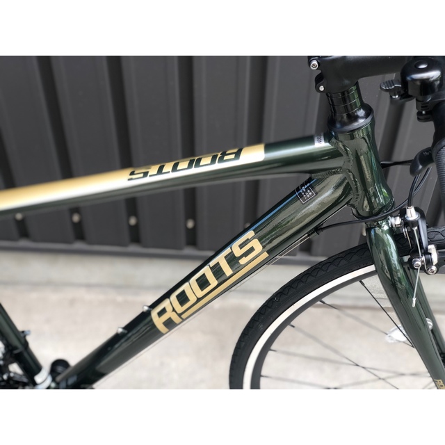 新車☆アルミフレーム シマノ21段変速 クロスバイク  ルーツM オリーブ スポーツ/アウトドアの自転車(自転車本体)の商品写真