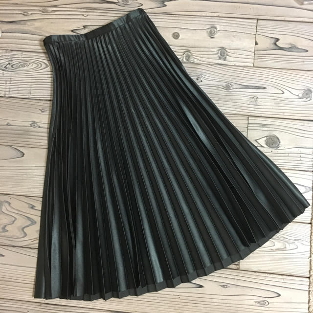 ZARA(ザラ)のレザー風プリーツスカート フェイクレザープリーツスカート レディースのスカート(ひざ丈スカート)の商品写真