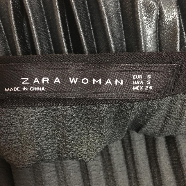 ZARA(ザラ)のレザー風プリーツスカート フェイクレザープリーツスカート レディースのスカート(ひざ丈スカート)の商品写真