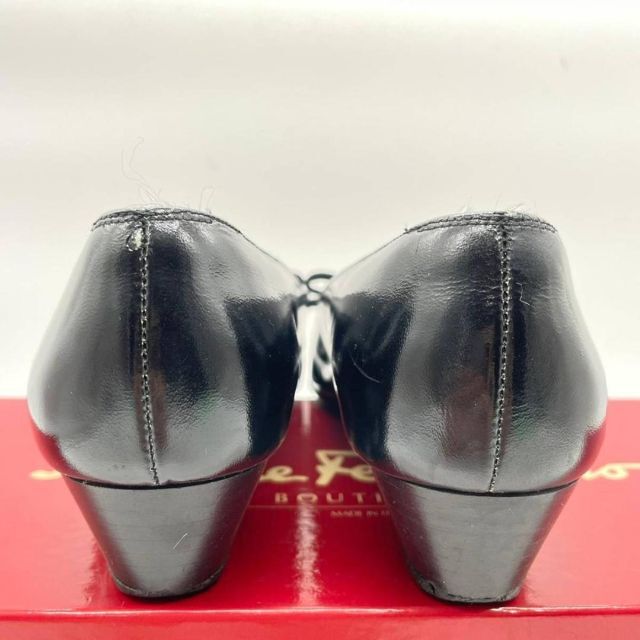 Salvatore Ferragamo(サルヴァトーレフェラガモ)の【良品】フェラガモ ヴァラ リボン ローヒール パンプス ブラック 22.5cm レディースの靴/シューズ(ハイヒール/パンプス)の商品写真