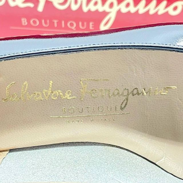 Salvatore Ferragamo(サルヴァトーレフェラガモ)の【良品】フェラガモ ヴァラ リボン ローヒール パンプス ブラック 22.5cm レディースの靴/シューズ(ハイヒール/パンプス)の商品写真