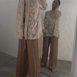 アメリヴィンテージ(Ameri VINTAGE)のAMERI GLOSSY TUCK PANTS(カジュアルパンツ)