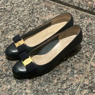 フェラガモ(Ferragamo)の22.5cm 23cm フェラガモ　ネイビー　パンプス(ハイヒール/パンプス)