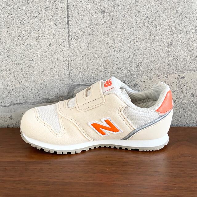 New Balance(ニューバランス)の【新品】15.5センチ ベージュ×オレンジ ニューバランス スニーカー キッズ キッズ/ベビー/マタニティのキッズ靴/シューズ(15cm~)(スニーカー)の商品写真