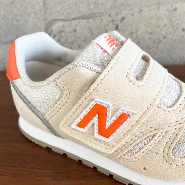 New Balance(ニューバランス)の【新品】15.5センチ ベージュ×オレンジ ニューバランス スニーカー キッズ キッズ/ベビー/マタニティのキッズ靴/シューズ(15cm~)(スニーカー)の商品写真