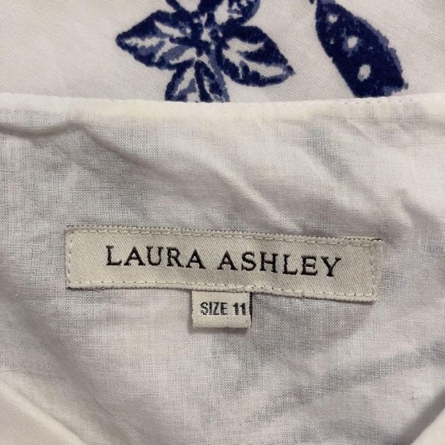 LAURA ASHLEY(ローラアシュレイ)のローラアシュレイ　ワンピース　ひざ丈　白　ホワイト　ブルー　花柄　L レディースのワンピース(ひざ丈ワンピース)の商品写真